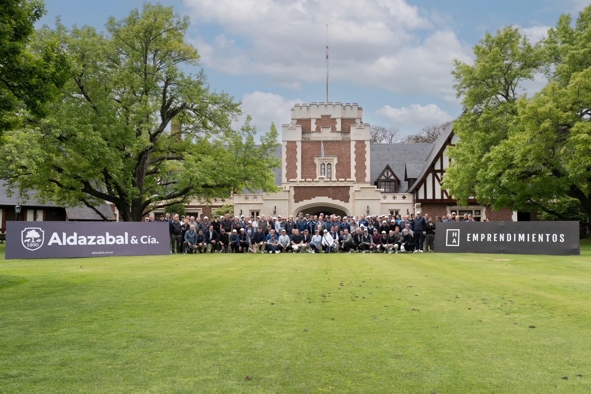 Clientes y amigos junto a Aldazabal y HA Emprendimientos en el Jockey Club de San Isidro