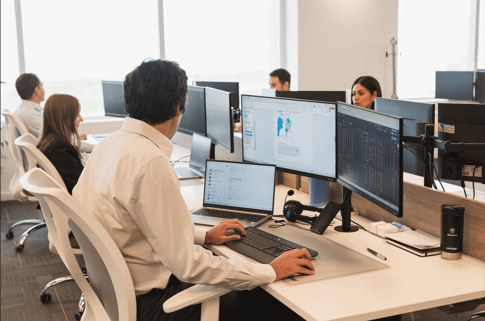 Equipo de Aldazabal trabajando en la oficina